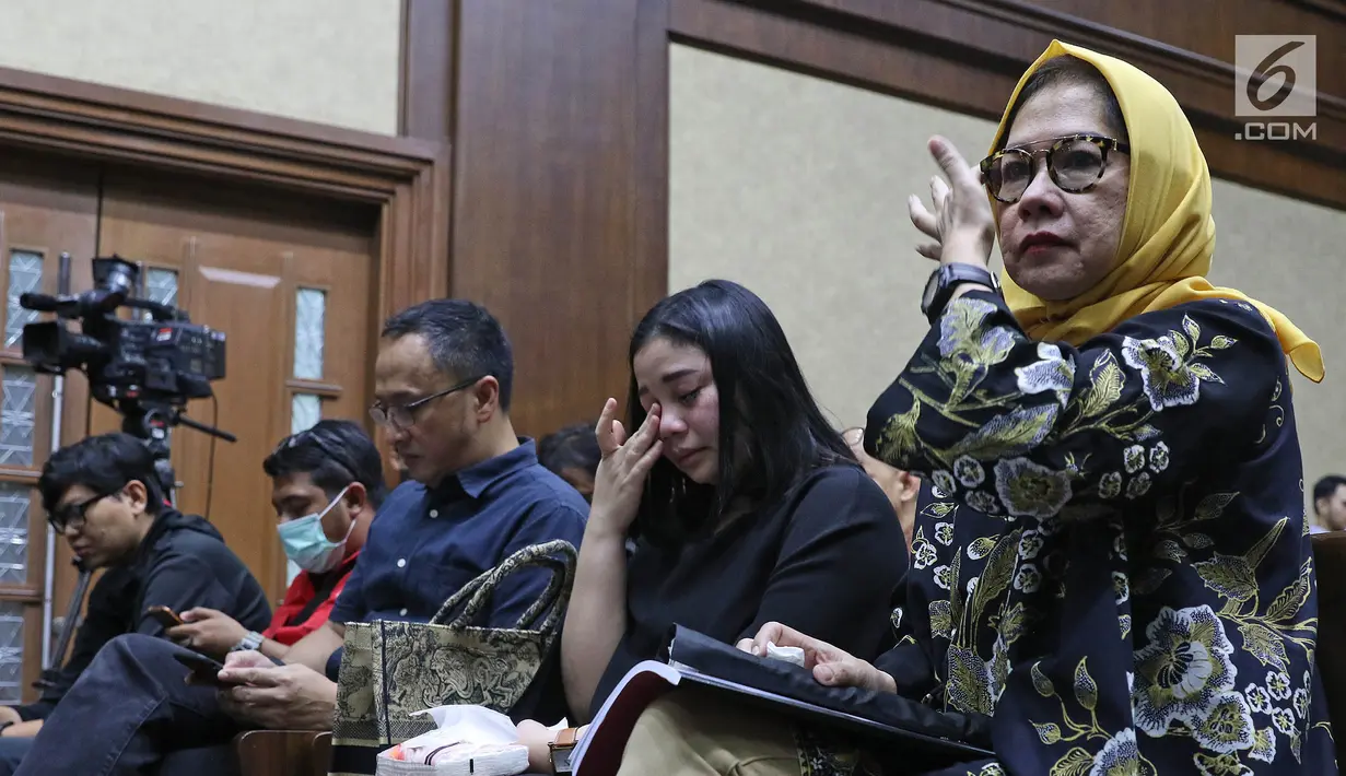Terdakwa kasus dugaan korupsi investasi perusahaan di Blok Basker Manta Gummy (BMG) Australia tahun 2009, Karen Agustiawan (kanan) didampingi keluarganya saat akan menjalani sidang pembacaan putusan di Pengadilan Tipikor, Jakarta, Senin (10/6/2019). (Liputan6.com/Herman Zakharia)