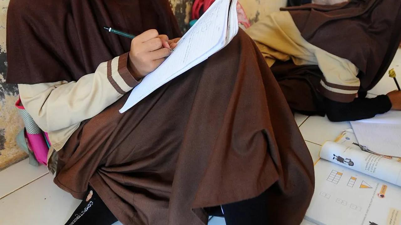 Karena tak ada kursi, dinding pada ruangan itu mereka gunakan untuk senderan ketika berganti posisi untuk menulis.