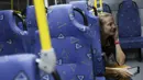Seorang wartawan menangis ketakutan saat sebuah bus yang mengangkut sejumlah jurnalis di Olimpiade Rio 2016 terkena peluru nyasar pada Selasa (9/8/2016) malam waktu Brasil. (Reuters/Shannon Stapleton)