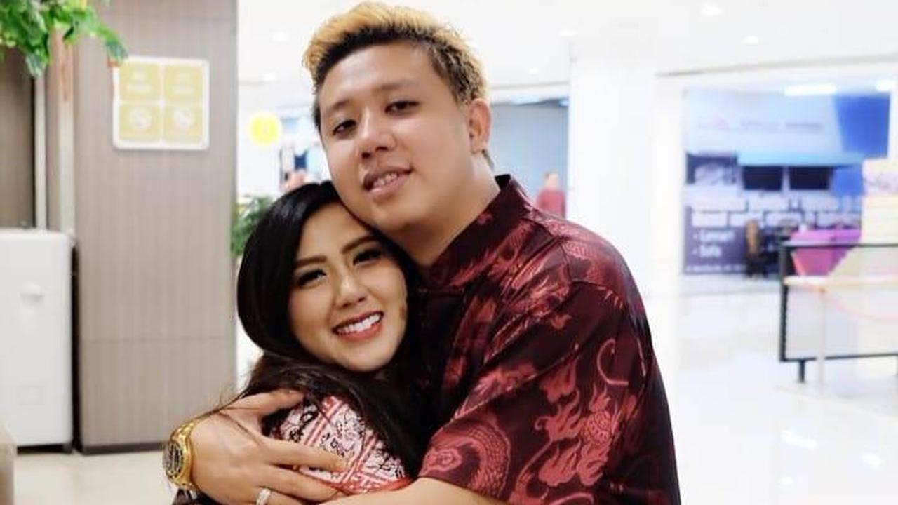 Rey Utami Kesurupan, Bisa Bengkokkan Kunci Inggris