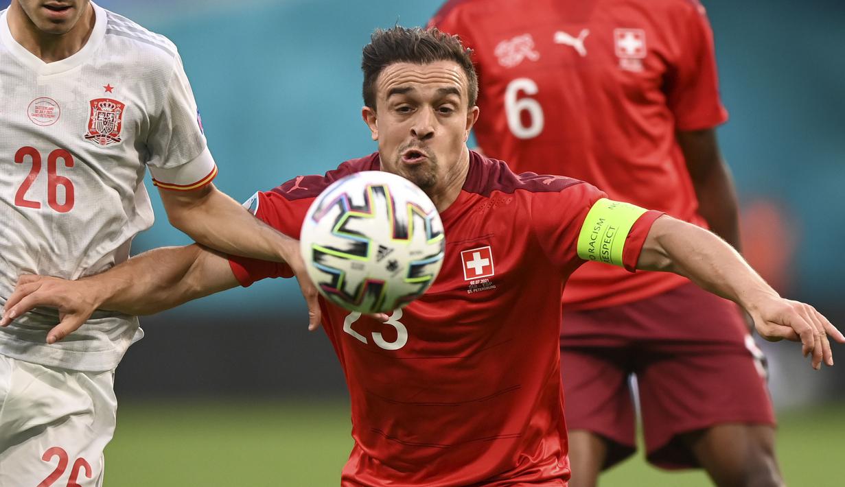 Permainan Swiss baru berkembang setelah menit ke-35 berjalan. Xherdan Shaqiri mampu merepotkan barisan pertahanan Spanyol. Namun rapatnya lini belakang Spanyol memaksa Swiss harus ketinggalan hingga akhir babak pertama usai. (Foto: AP/Pool/Kirill Kudryavtsev)