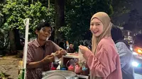 Larisi Kuliner Kaki Lima, Potret Keceriaan Ayana Moon Jajan Cilok untuk Buka Puasa
