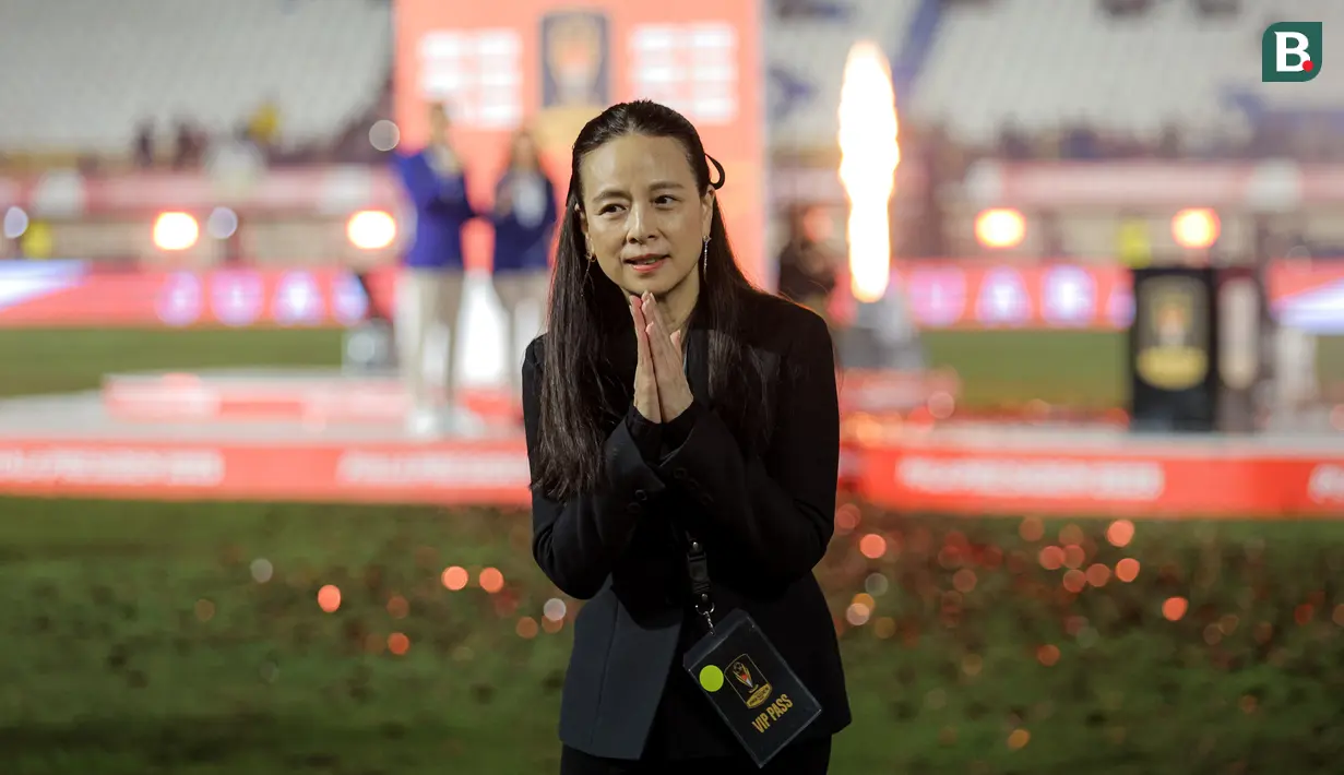 Ketua Federasi Sepak Bola Thailand (FAT), Nualphan Lamsam yang populer dipanggail Madam Pang saat hadir di partai final Piala Presiden 2025 yang berlangsung di Stadion Si Jalak Harupat, Kabupaten Bandung, pada Minggu (13/7/2025) malam WIB. (Bola.com/Bagaskara Lazuardi)