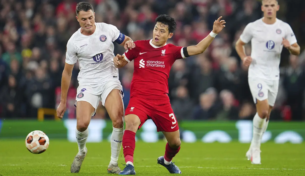 Pemain Liverpool, Wataru Endo (tengah) berebut bola dengan pemain Toulouse, Vincent Sierro (kiri) pada laga Grup E Liga Europa 2023/2024 di Anfield, Liverpool, Ingggris, Jumat (27/10/2023). Endo dipercaya oleh Jurgen Klopp bermain sejak awal pertandingan. (AP Photo/Jon Super)