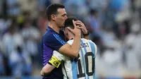 Pelatih Argentina Lionel Messi mencium Lionel Messi pada Piala Dunia 2022. Scaloni membawa Messi dan Argentina juara Piala Dunia 2022 setelah mengalahkan Prancis 4-2 (3-3) lewat adu penalti di&nbsp; Stadion Lusail Iconic, Minggu, 18 Desember 2022.&nbsp;(AP Photo/Natacha Pisarenko)