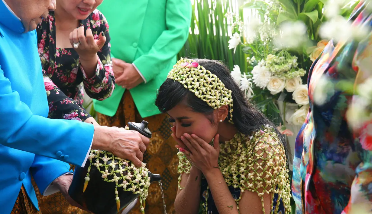 Siraman pertama dari papanya, Piet Priatno Priatman Tirto Adhi Soerjo. Beberapa kali papanya menyiram putrinya. Selanjutnya dari mamanya yang juga artis senior, Erna Santoso. (Nurwahyunan/Bintang.com)