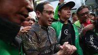 Terdakwa kasus dugaan korupsi pengadaan Chromebook di lingkungan Kemendikbudristek, Nadiem Anwar Makarim menangis bersama pendukungnya usai sidang vonis  di Gedung Pengadilan Tipikor, Jakarta Pusat, Selasa (30/6/2026). (Kapanlagi.com/ Budy Santoso)