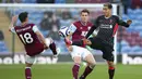 Penyerang Liverpool, Roberto Firmino ditantang oleh gelandang Burnley, Ashley Westwood pada pekan ke-37 Liga Inggris di Stadion Turf Moor, Kamis (20/5/2021) dini hari WIB. Liverpool sukses menembus empat besar klasemen Liga Inggris setelah menang telak 3-0 atas Burnley. (Alex Livesey/Pool via AP)