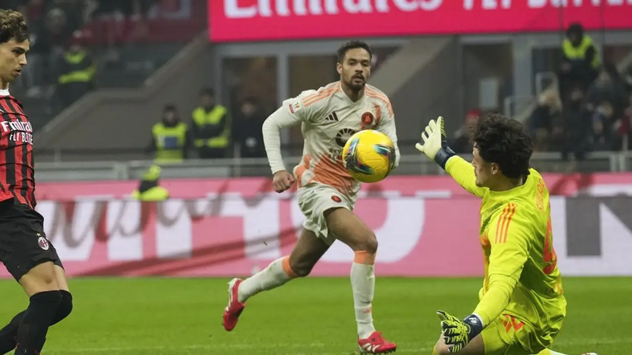 Momen Joao Felix mencetak gol saat debut bersama AC Milan melawan AS Roma di Coppa Italia 2024-2025. (c) AP Photo/Antonio Calanni