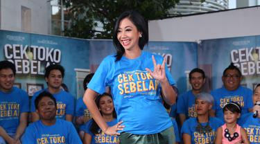 Syuting Film Cek Toko Sebelah Asri Welas Tak Sadar Hamil News Entertainment Fimela Com Terlebih usia artis itu kini tidak lagi muda. syuting film cek toko sebelah asri