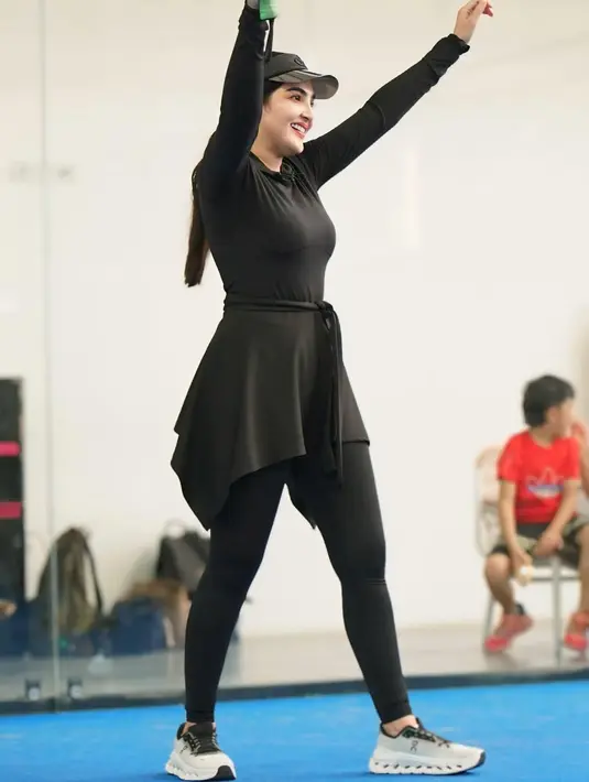 Dalam sebuah momen santai bersama keluarga, Ashanty tampil memesona di lapangan padel.  [@ashanty_ash].