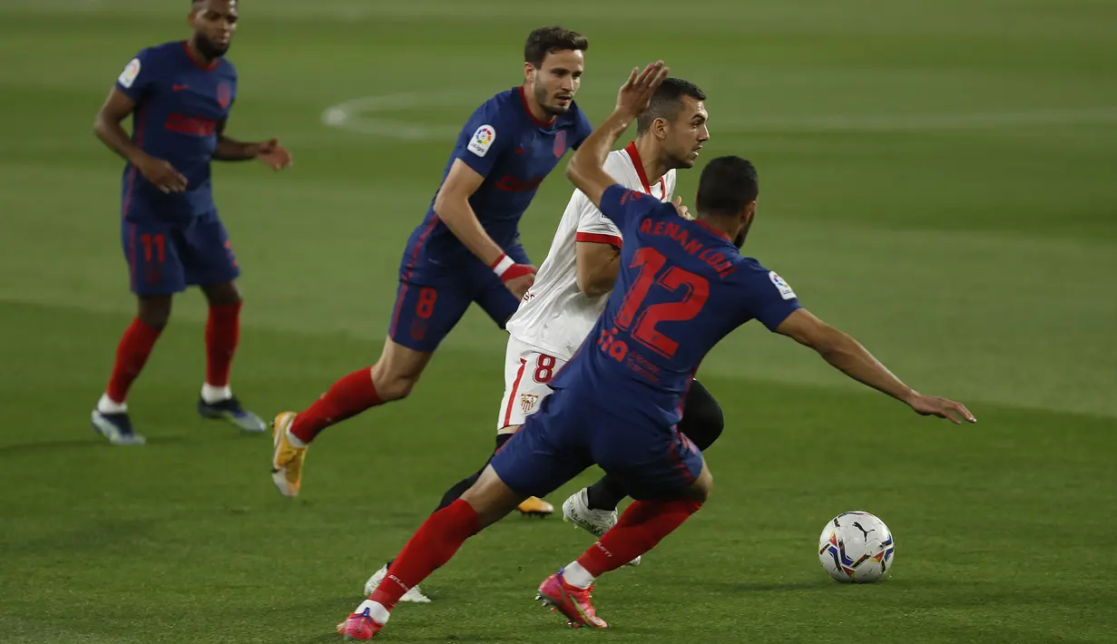 Gelandang Sevilla, Joan Jordan (kedua kanan) berebut bola dengan bek Atletico Madrid, Renan Lodi pada pekan ke-29 Liga Spanyol di Wanda Metropolitano, Madrid, Senin (5/4/2021) dini hari WIB. Tandang ke markas Sevilla, Atletico Madrid kalah dengan skor 0-1. (AP Photo/Angel Fernandez)