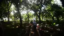 Suasana taman yang berada di Monas bagian barat, Jakarta Pusat, Selasa (27/3). Tempat ini dilengkap tanaman, pohon, serta kolam ikan yang menghiasi taman Monas bagian barat serta menambah asri lokasi tersebut. (Merdeka.com/Imam Buhori)