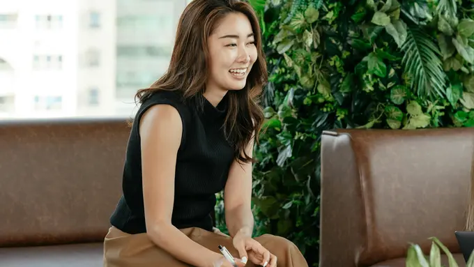 wanita maret sikap senyum