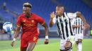 Skuat i Giallorossi memulai pertandingan dengan percaya diri. Roma terus melancarkan serangan ke area pertahanan Udinese. Tammy Abraham (kiri) dan Pelegrini terlihat silih berganti mengancam kiper Silvestri. (AFP/Alberto Pizzoli)
