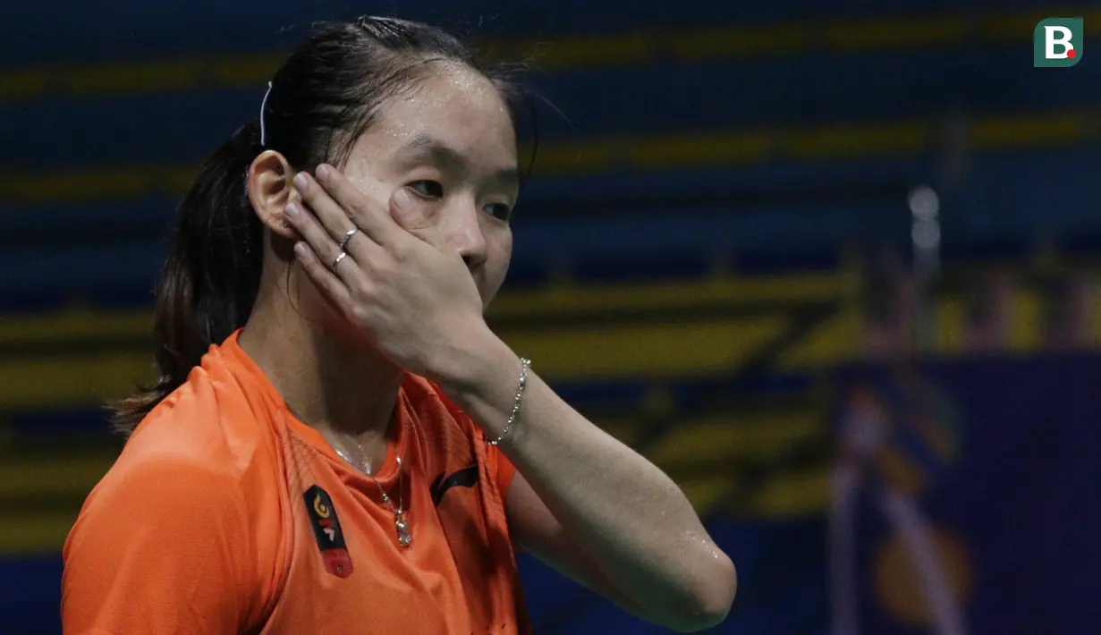 Tunggal putri, Ruselli Hartawan, tampak lelah saat melawan tunggal Malaysia, Kisona Selvaduray, pada laga final Bulutangkis di SEA Games 2019 di Multinlupa Sports Complex, Senin (9/12). Ruselli meraih perak setelah kalah dengan skor 22-20, 14-21 dan 13-21. (Bola.com/M Iqbal Ichsan)