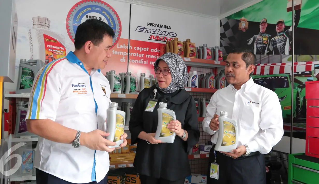 VP Strategi Planning & Business Development PT Pertamina Nina Sulistyowati (tengah) Direktur Sales & Marketing PT Pertamina Lubricants Andria Nusa (kiri) saat meresmikan outlet Bright Olimart di Jakarta, Senin (26/10). (Liputan6.com/Angga Yuniar)