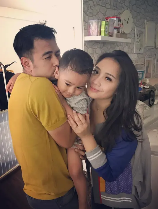 Pada hari jadinya, banyak yang memanfaatkan untuk berkumpul bersama keluargnya. Tapi hal itu tidak bagi Raffi pada tahun ini. Pada momen spesial tersebut, ayah satu anak itu malah mengambil pekerjaan. (Instagram/raffinagita1717)