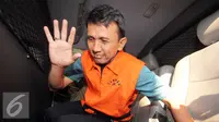 Gubernur Sumut Gatot Pujo Nugroho usai diperiksa KPK, Jakarta, Rabu (5/8/2105). Gatot dan Evy menjalani pemeriksaan perdana usai menjadi tahanan KPK sebagai saksi untuk tersangka OC Kaligis dalam kasus suap hakim PTUN Medan. (Liputan6.com/Helmi Afandi)