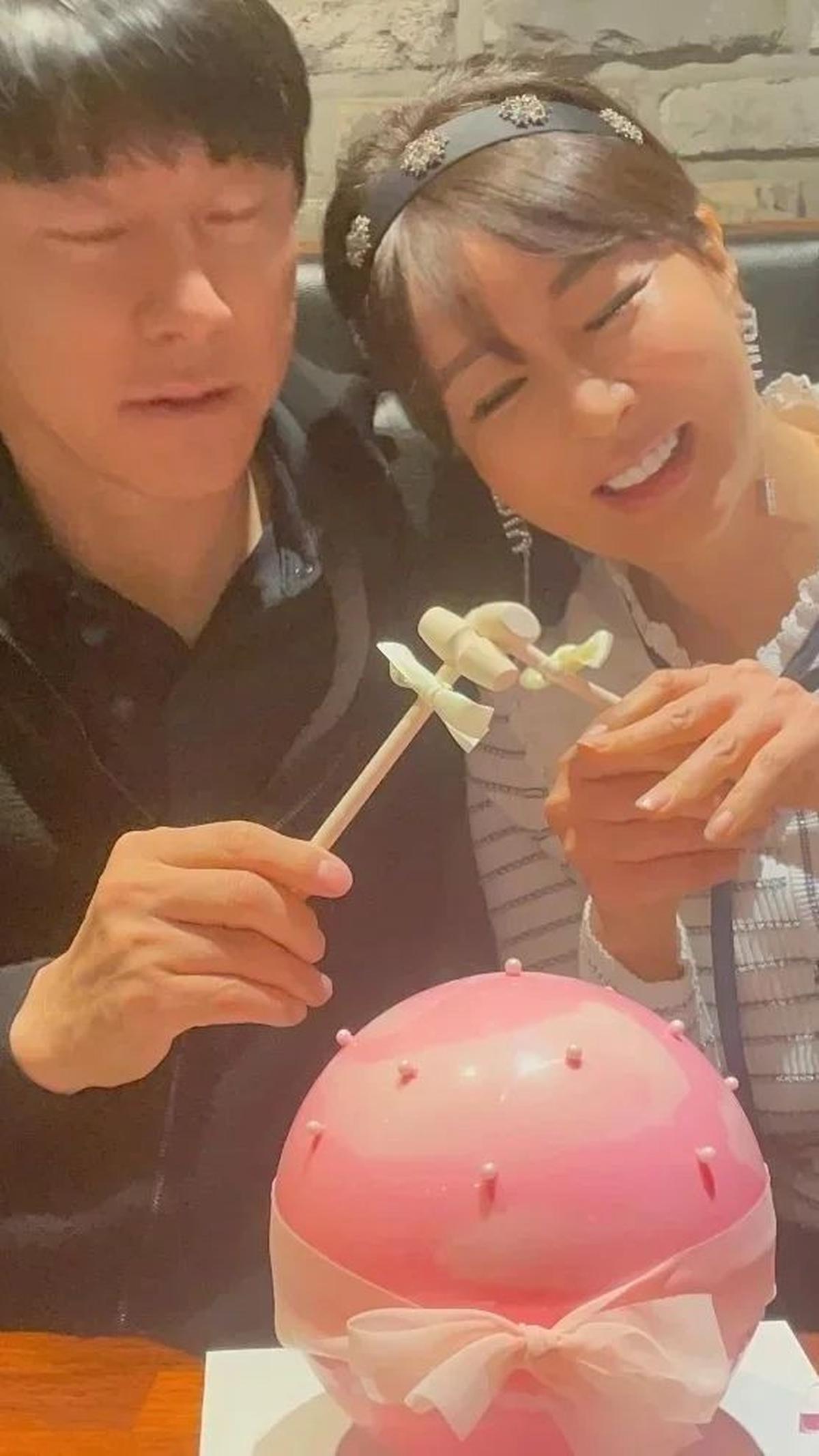 Shin Tae-yong dan sang istri tampak selalu mesra. Ini momen saat Shin Tae-yong merayakan ulang tahun istrinya.