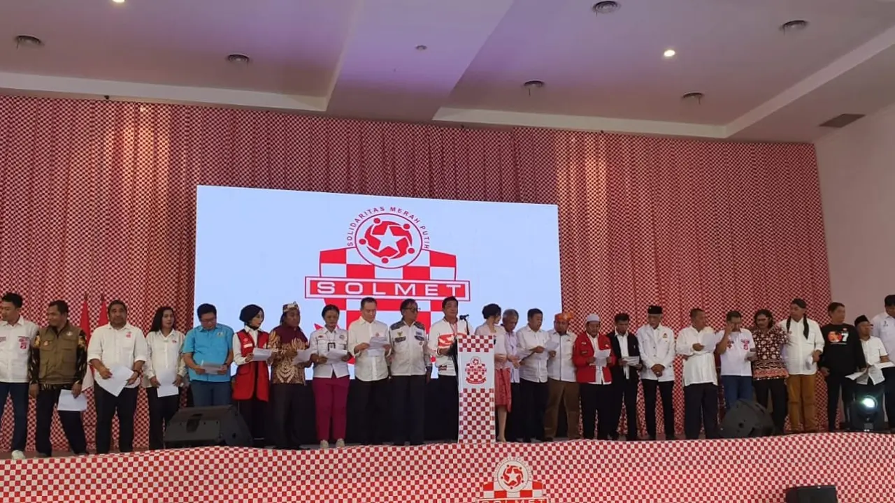 Puluhan organisasi relawan Jokowi yang belum menentukan dukungan capres cawapres melakukan ikrar setia tegak lurus bersama Jokowi. (Istimewa)