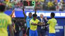 Pemain muda Brasil, Endrick (kiri) menggantikan Vinicius Junior saat laga Grup D Copa America 2024 melawan Kosta Rika di SoFi Stadium, Inglewood, California, Selasa (25/06/2024) WIB. (AP Photo/Ryan Sun)
