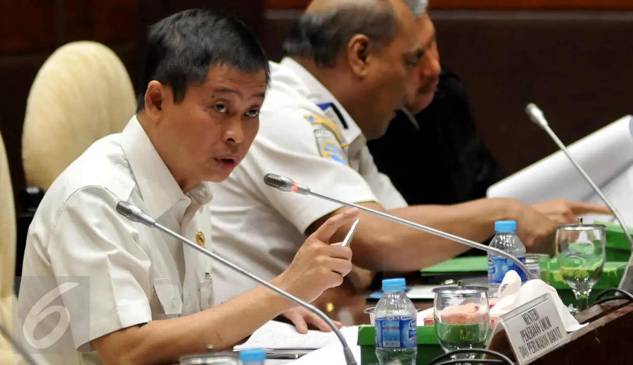 Menhub Ignasius Jonan mengikuti Rapat Dengar Pendapat dengan Komisi V di Senayan, Jakarta, Rabu (13/1/2015). Rapat membahas evaluasi sarana dan prasarana transportasi hari raya Natal tahun 2015 dan tahun baru 2016. (Liputan6.com/Johan Tallo)