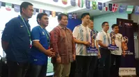 Para petinggi K-Vision bersama eks pemain timnas Indonesia, Yeyen Tumena (kiri), dalam acara peresmian pemegang hak siar Piala Dunia 2018, di Hotel Santika, Jakarta, Rabu (10/1/2018).