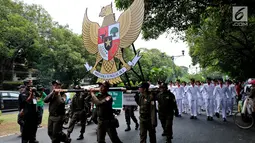 Pawai dari simpatisan PKB yang membawa patung Garuda Pancasila saat menuju Komisi Pemilihan Umum (KPU) Jakarta, Senin (16/10). Pawai menuju KPU ini untuk mendaftar sebagai peserta Pemilu 2019. (Liputan6.com/JohanTallo)