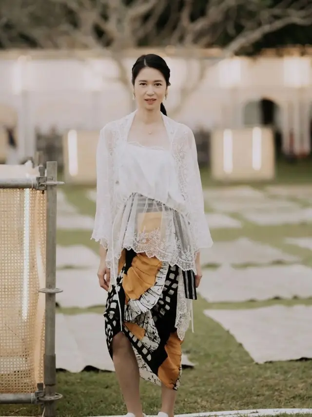 Laura Basuki dengan busana nuansa wastra nusantara (Instagram/laurabas)