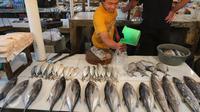 Aktivitas pedagang ikan di Pasar Senen, Jakarta, (23/5). Kredit untuk sektor kelautan dan perikanan pada tahun 2016 dapat mencapai hingga sebesar Rp9,2 triliun. (Liputan6.com/Angga Yuniar)
