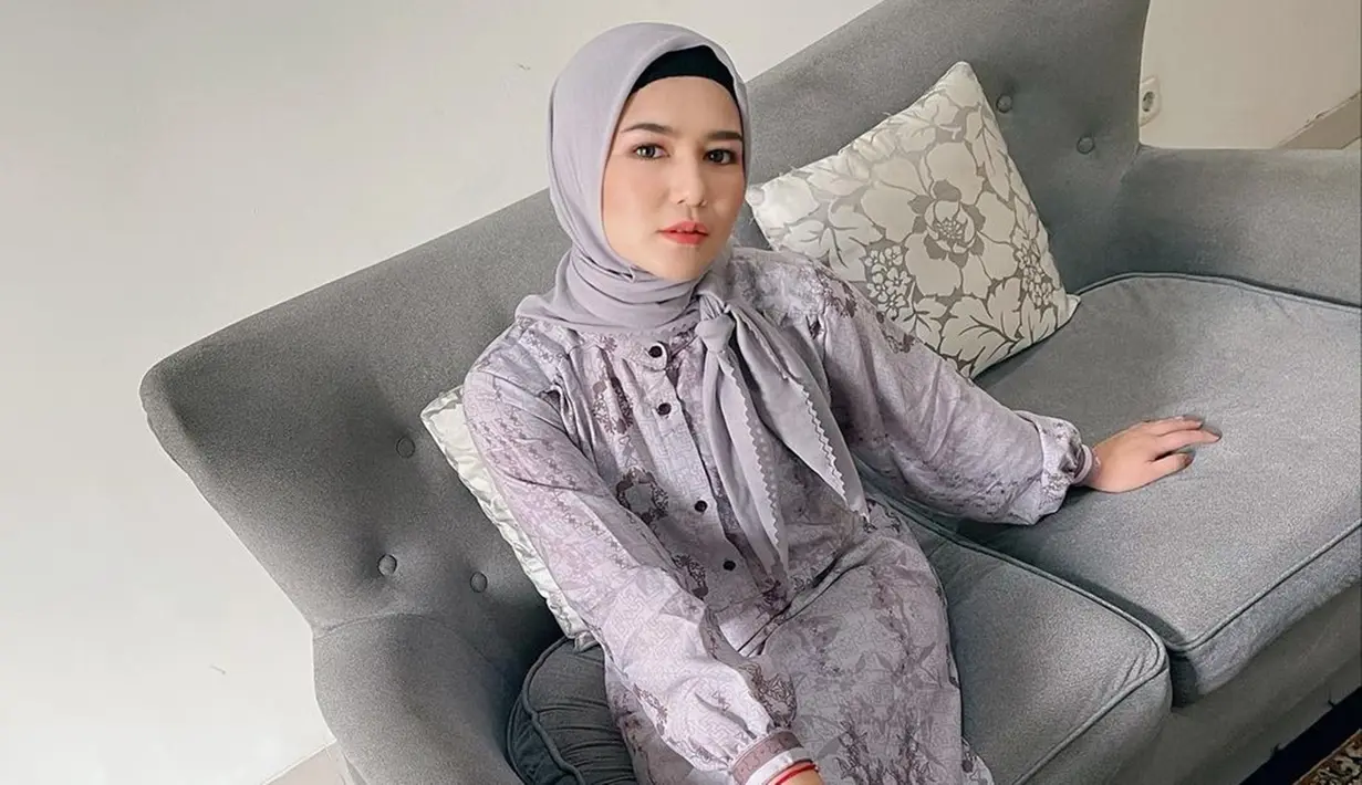 Tampil memakai hijab abu-abu senada dengan busanya serta makeup flawless, seleb yang akan menikah dengan Qausar Hata hari ini Jumat (20/5/2022) disebut kian cantik. Banyak penggemar yang memuji penampilannya tampak anggun.(Liputan6.com/IG/@masayuclara)