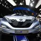 Pengunjung melihat mobil konsep listrik dari BAIC dalam acara Auto China 2018 di Beijing (25/4). Grup BAIC yang merupakan produsen mobil milik negara China akan memproduksi mobil listrik di Afrika Selatan. (AP Photo/Ng Han Guan)