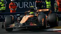 Pembalap McLaren asal Inggris, Lando Norris, mengemudikan mobilnya saat kualifikasi Grand Prix Formula Satu Monaco di Circuit de Monaco, pada 24 Mei 2025. (Gabriel BOUYS/AFP)