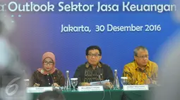 Ketua OJK, Muliaman Hadad saat konferensi pers, Jakarta, Jumat (30/12). Tingkat kesehatan lembaga jasa keuangan juga masih dalam kondisi terjaga yang didukung tingkat permodalan yang tinggi dan likuiditas yang memadai. (Liputan6.com/Angga Yuniar)