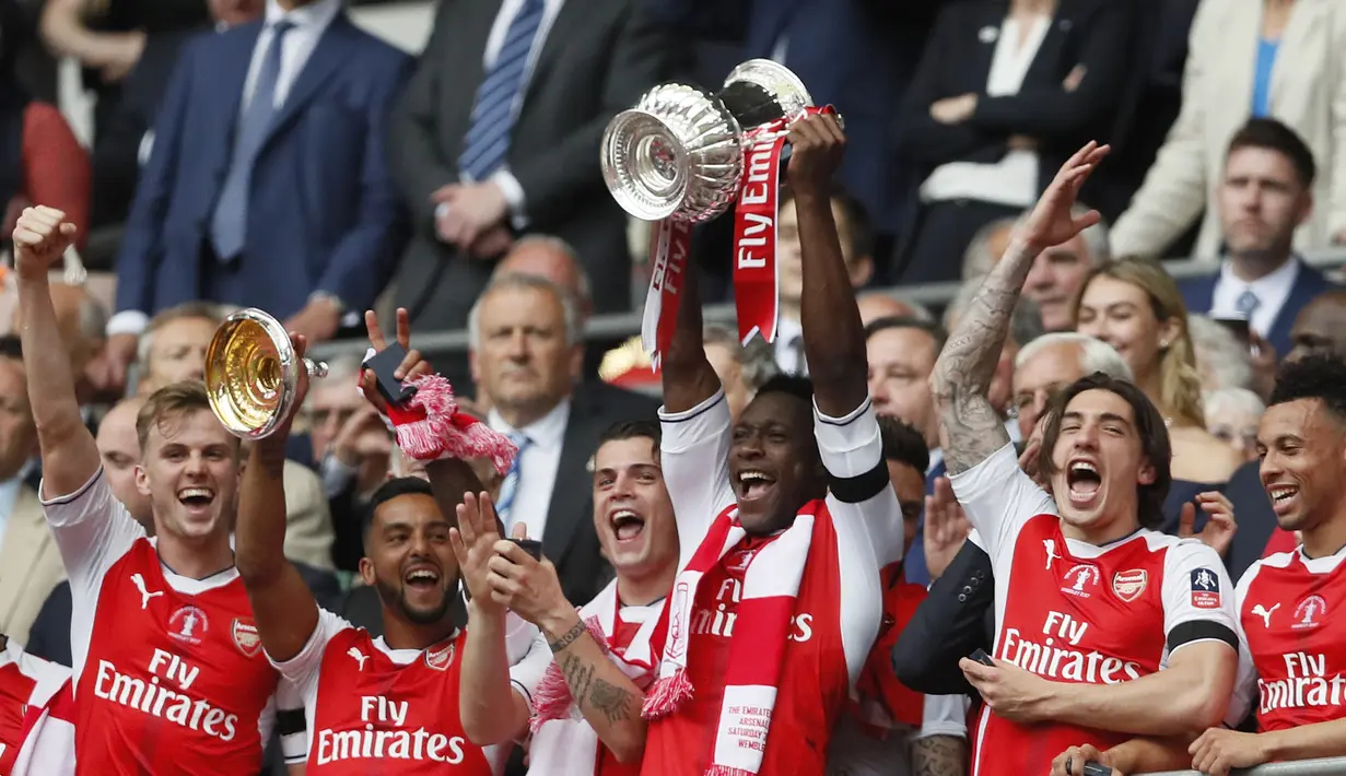 Kegembiraan pemain Arsenal usai memastikan diri keluar sebagai juara Piala FA di Stadion Wembley, London, Sabtu (27/5). Arsenal mengalahkan Chelsea 2-1 dalam laga final Piala FA 2016-2017. (AP Photo)