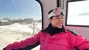 Seru menikmati momen bermain ski di Gunung Iwatake, Yura Yunita tampil keren dengan jaket tebalnya berwarna merah muda ini terlihat keren. Dalam perjalanannya untuk bisa menikmati bermain ski ini ternyata tidak mudah karena medannya cukup terjal. (Liputan6.com/IG/@yurayunita)