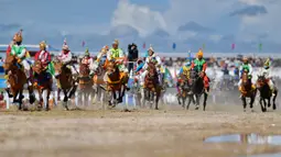 Para joki muda berlomba dalam babak penyisihan balap kuda 8 kilometer yang digelar di festival balap kuda tradisional di Nagqu, Daerah Otonom Tibet, China, 12 Agustus 2020. Po Karyu, seorang joki berusia 13 tahun dari Wilayah Nyainrong, akhirnya keluar sebagai juara di babak final. (Xinhua/Zhang Ruf