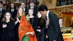 PM Kanada Justin Trudeau memberikan salam kepada aktivis muda pemenang Penghargaan Nobel Perdamaian, Malala Yousafzai pada upacara pemberian hadiah kewarganegaraan di Gedung Parlemen Kanada di Ottawa, Rabu (12/4). (Justin Tang/The Canadian Press via AP)