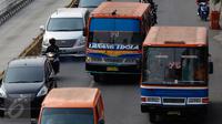 Bus Metromini 75 jurusan Blok M - Pasar Minggu melintasi di jalanan Ibukota, Jakarta, Rabu (7/10). Pemprov DKI berencana secara bertahap akan menghapus angkutan umum bus berukuran sedang di Ibukota. (Liputan6.com/Yoppy Renato)