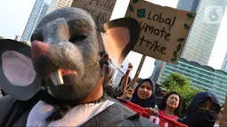 Aktivis lingkungan melakukan long march dari Dukuh Atas menuju Istana, Jakarta, Sabtu (26/10/2019). Mereka meminta Presiden Joko Widodo atau Jokowi lebih memperhatikan isu lingkungan seperti penyelamatan hutan dan pelindungan petani. (Liputan6.com/JohanTallo)