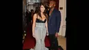 Kanye West malam itu terlihat gagah dengan setelan jas biru tua, London, (2/9/14). (Dailymail)