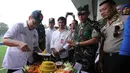 Ketua Asprov PSSI DKI Jakarta, Uden Kusuma, memotong tumpeng saat syukuran di Lapangan ABC Senayan, Jakarta, Rabu (28/3/2018). Acara ini dalam rangkaian peluncuran Patriot 165 FC. (Bola.com/Asprilla Dwi Adha)