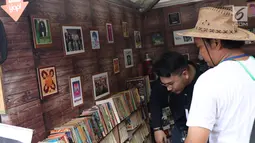 Pengunjung melihat-lihat buku komik era dulu saat gelaran The 90’s Festival di Gambir Expo Kemayoran, Jakarta, Sabtu (10/11). The 90’s Festival kali ini merupakan yang keempat. (Liputan6.com/Helmi Fithriansyah)