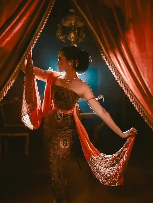 Riasan wajah full dan pulasan lipstik merah menyempurnakan penampilan Bella Bonita secara keseluruhan di foto ini. [Foto: Instagram/bellabonita_r.a]