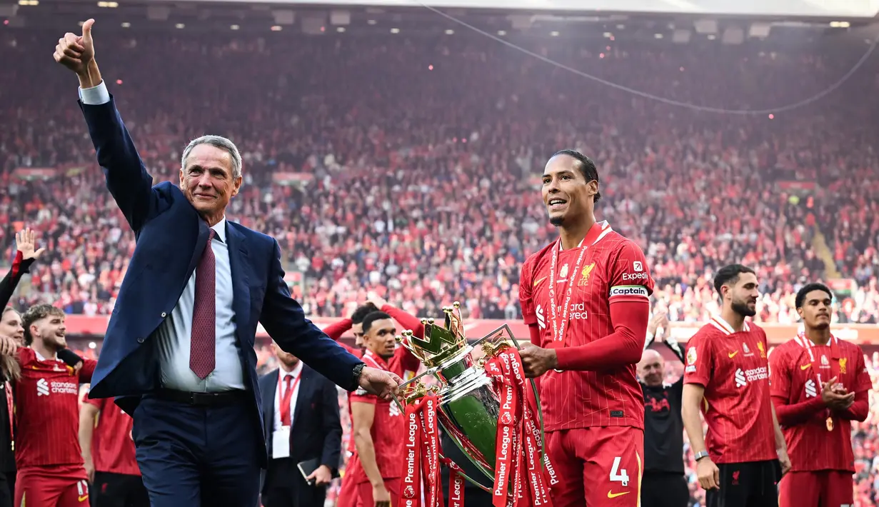 Hal tersebut karena perayaan gelar juara kali ini berbeda dengan keberhasilan The Reds pada musim 2019/2020 yang tidak bisa disaksikan langsung oleh suporter akibat pandemi COVID-19. Kali ini, setelah 35 tahun menanti, The Reds mengangkat trofi juara Liga Premier Inggris di hadapan puluhan ribu pendukung setia mereka. (Paul ELLIS/AFP)