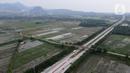 Foto udara suasana Gerbang Tol Palimanan, Jakarta, Jumat, (7/5/2021). Gerbang Tol Palimanan terpantau sepi pemudik dan didominasi oleh kendaraan angkutan barang pada hari kedua penyekatan. (merdeka.com/Imam Buhori)