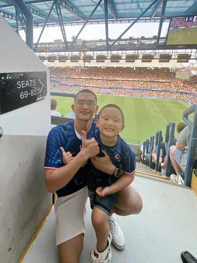 7 Potret Liburan Citra Kirana dan Rezky Adhitya Nonton Liga Inggris Bareng Buah Hati