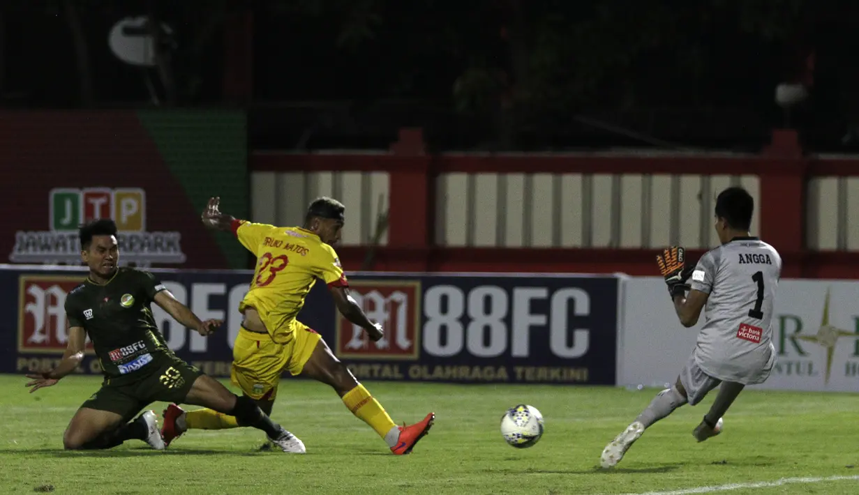 Gelandang Bhayangkara FC, Bruno Matos, berusaha mecetak gol ke gawang Tira Persikabo pada laga Shopee Liga 1 di Stadion PTIK, Jakarta, Sabtu (19/10). Bhayangkara menang 2-0 atas Tira Persikabo. (Bola.com/Yoppy Renato)