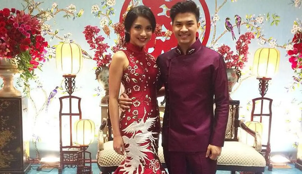 Chelsea Olivia memilih cheongsam warna merah rancangan Monica Ivena saat Tea Pai. Cheongsam model mermaid berdetail bunga dan bulu angsa itu melekat sempurna di tubuh Chelsea. [Instagram].